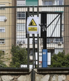 Imagen secundaria 2 - Un colegio de Valencia alerta del riesgo de caída del muro que rodea las instalaciones