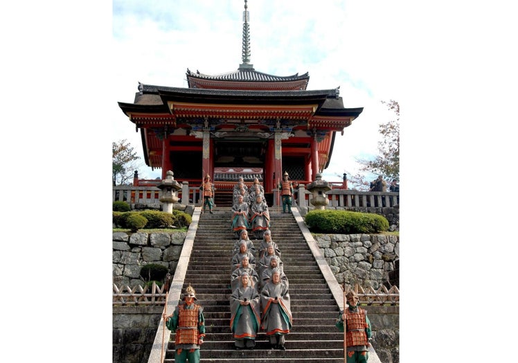 Monjes japoneses siguen un ritual en el templo de Kiyomizu, en Kioto, Japón.