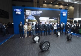 Ximo Puig junto a Jesús Alonso, consejero delegado de Ford Iberia y otros dirigentes.