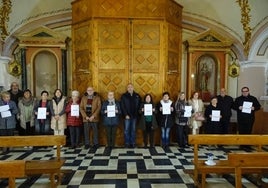 Algunos de los vecinos, en el interior del templo.