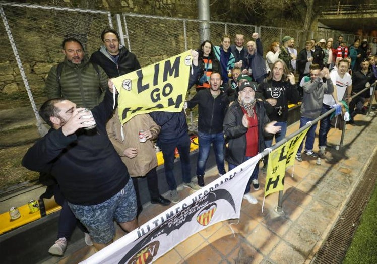 Aficionados de ambos equipos sujetando pancartas de 'Lim go home' en el partido.