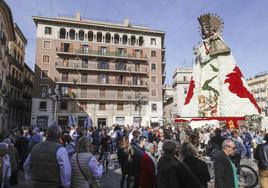 La plaza de la Virgen llena para ver a la Geperudeta.