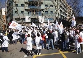 Protesta de médicos a las puertas de la Conselleria de Sanidad en la última jornada de huelga.