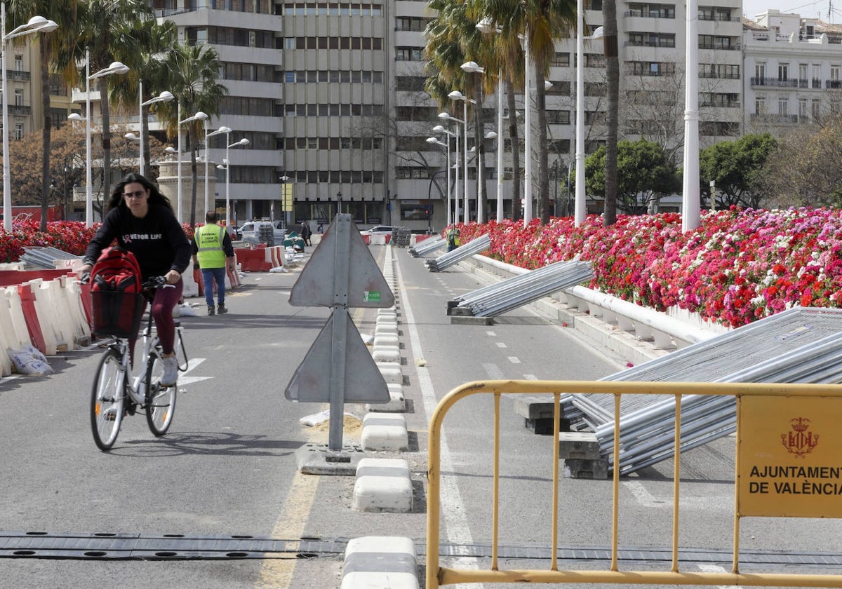 Obras en el puente de las Flores de Valencia, este martes.