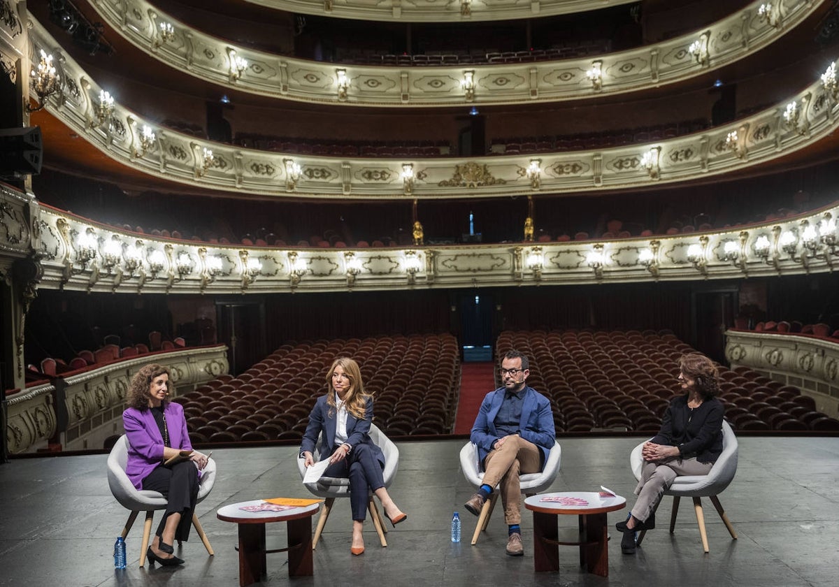 La concejal de Acción Cultural, Maite Ibáñez; la directora de Dansa València, María José Mora; el secretario de Cultura, Ximo López; y la responsable artística del Teatro Escalante, Marylène Albentosa.