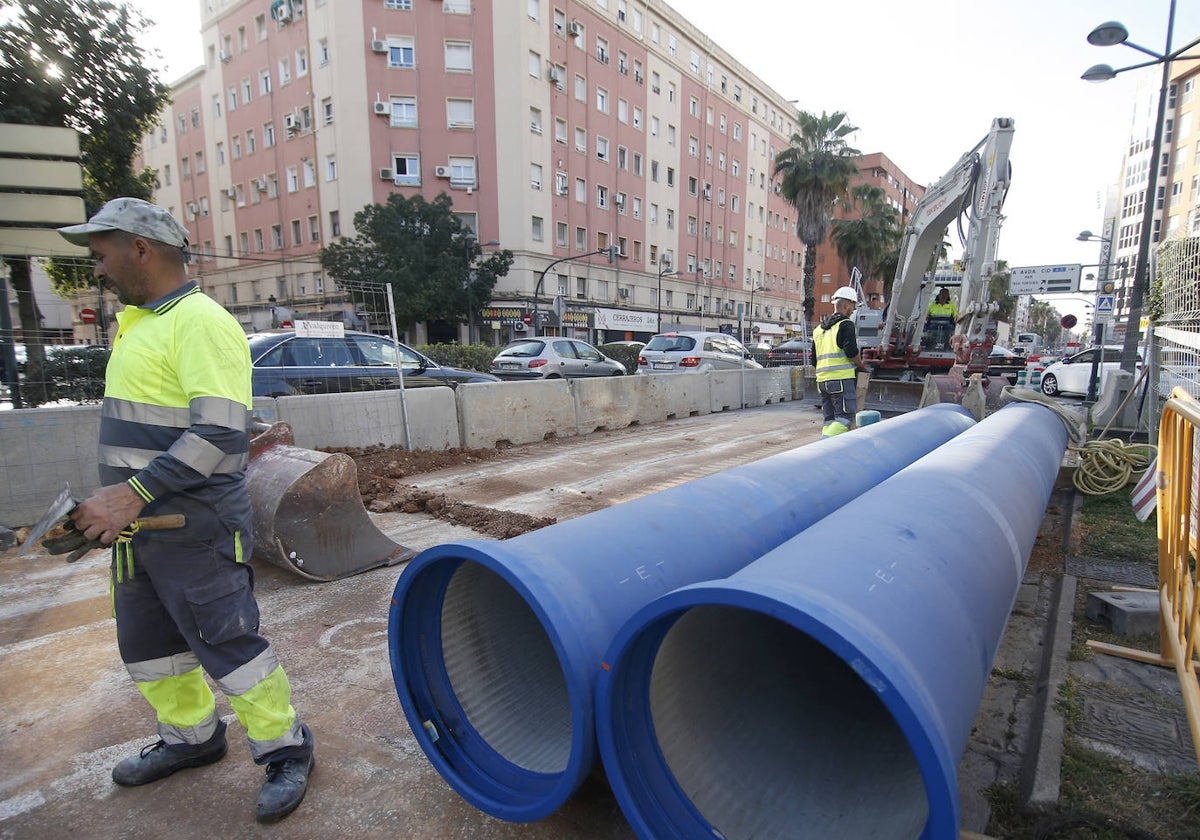 Las nuevas tuberías, este miércoles en la avenida.