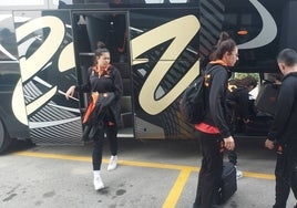 Las jugadoras del Valencia Basket, a su llegada al hotel de Schio.