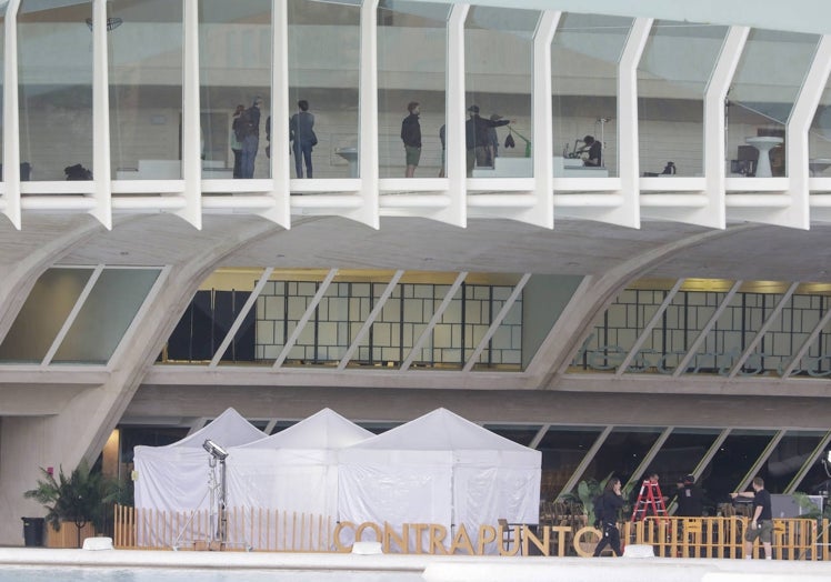 La filmación se produce en el interior de Les Arts, aunque fuera descansa parte del material técnico y el catering.