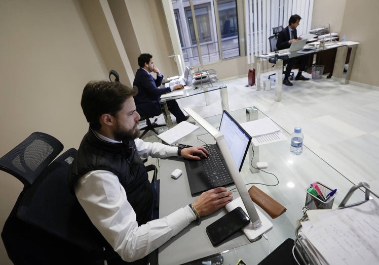 José Manuel Álvarez, Pablo Morales y Javier Marco, en su lugar de trabajo.