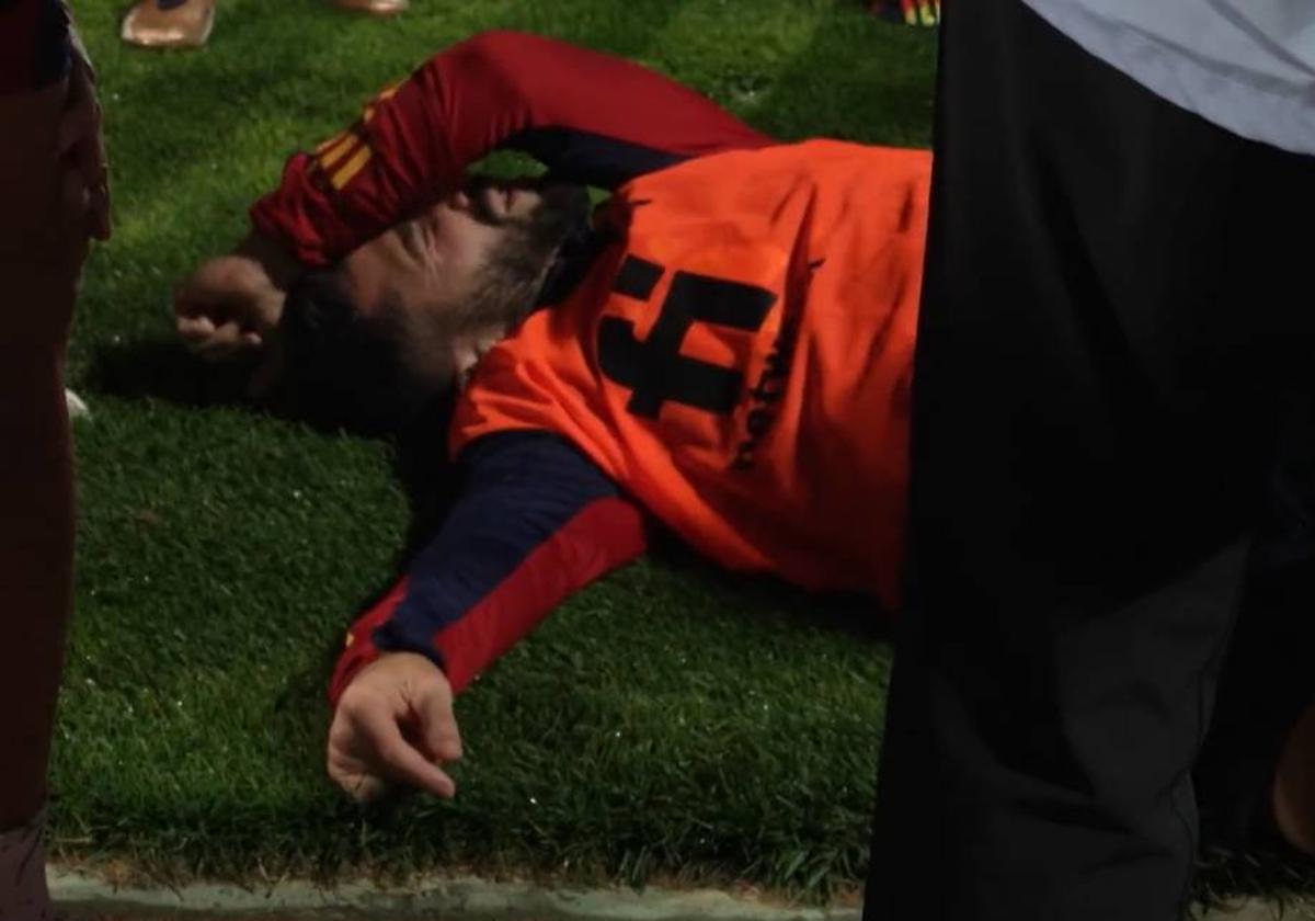 Gayà, durante su lesión en el entrenamiento de la RFEF.