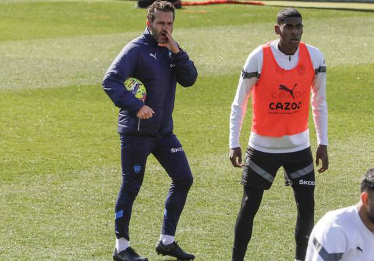 Rubén Baraja, durante un entrenamiento en Paterna.