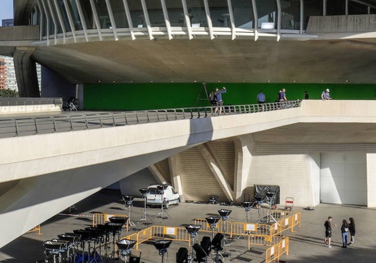 El chroma verde que se ha colocado en el acceso al coliseo.