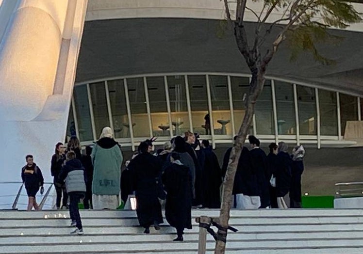 Grupo de extras asu llegada al palau de les Arts.