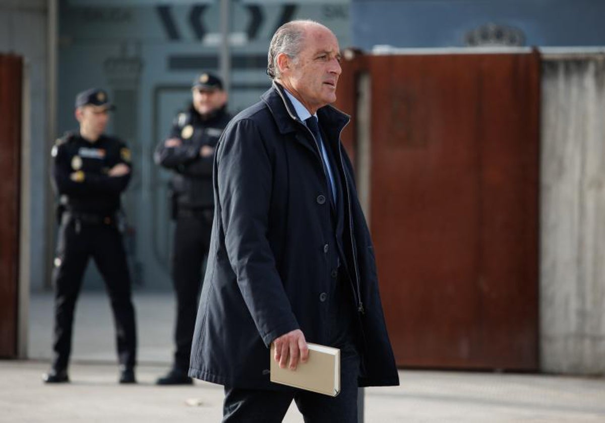 Francisco Camps, a la entrada de la Audiencia Nacional.