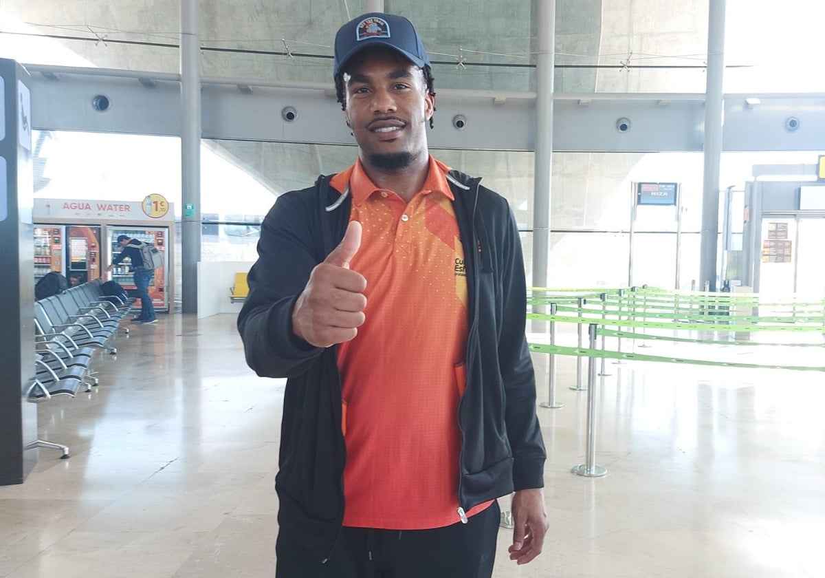 Chris Jones en el aeropuerto tras firmar la renovación con el equipo taronja.