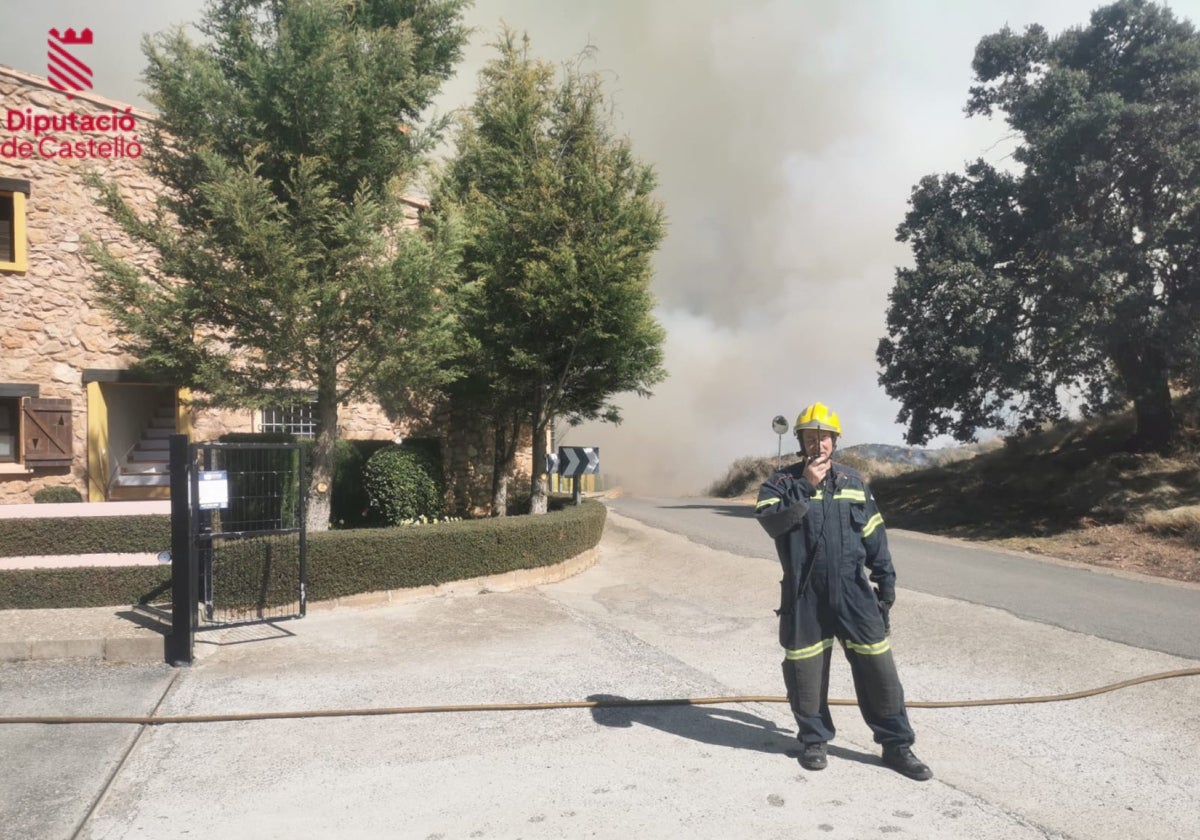 Bomberos de Castellón durante el desalojo de las poblaciones.