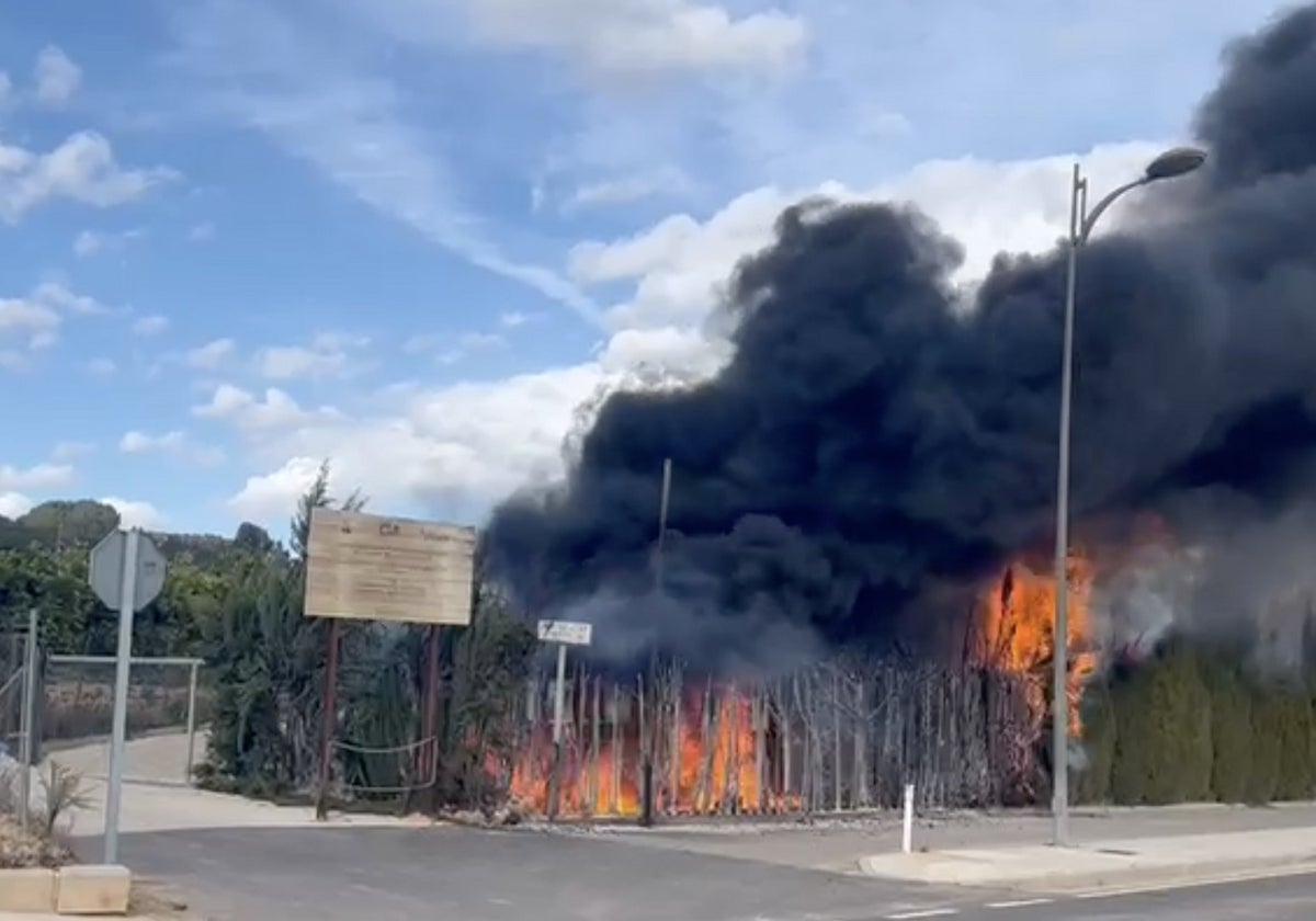 Uno de los tres incendios de los últimos días en La Llosa de Ranes.