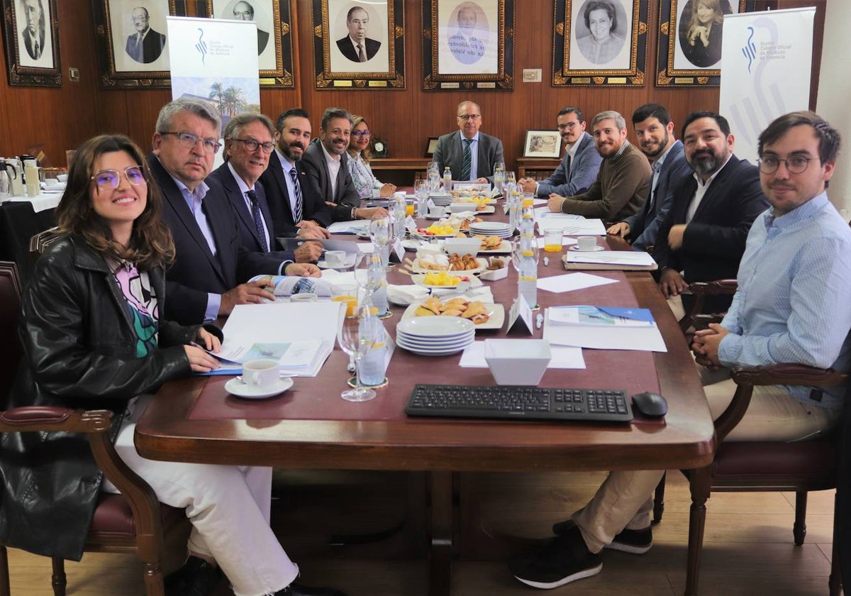 Representantes políticos y del Colegio de Médicos de Valencia durante la reunión de este jueves.