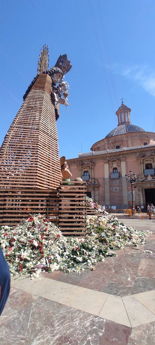 Adiós al manto de la Mare de Déu de las Fallas 2023