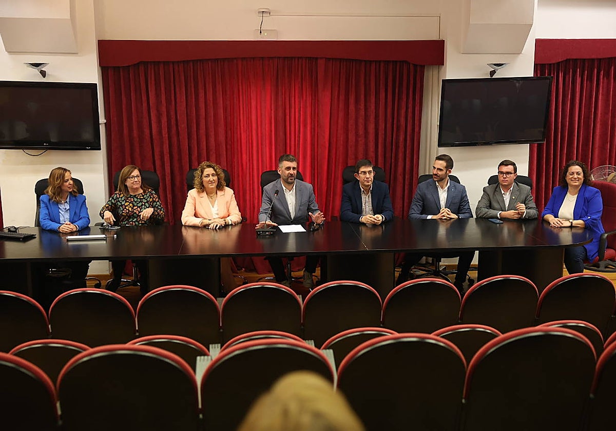 Fuset, en el centro, con su nueva directiva.