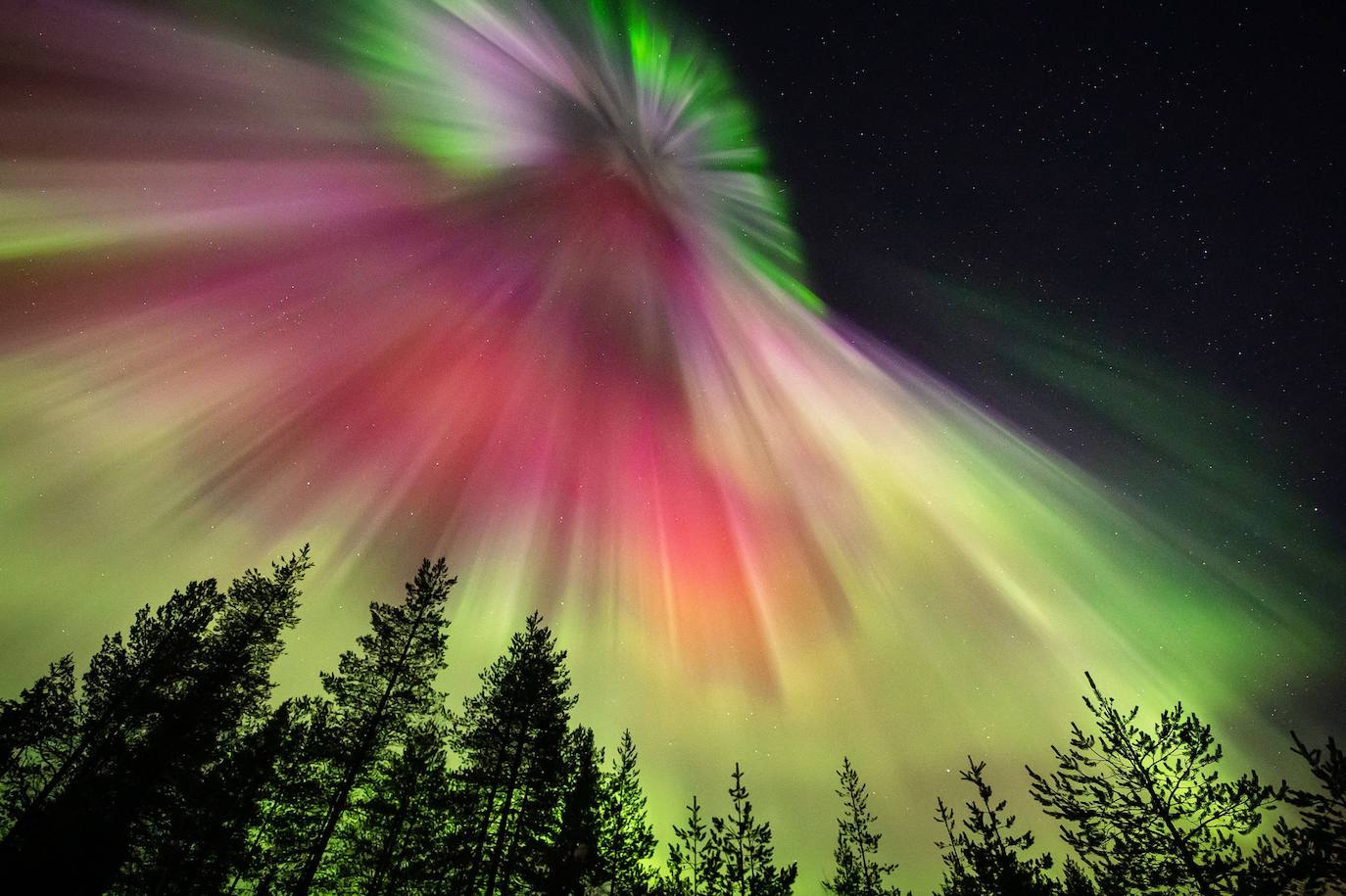 Las espectaculares auroras boreales que ha dejado una fuerte tormenta solar en Finlandia