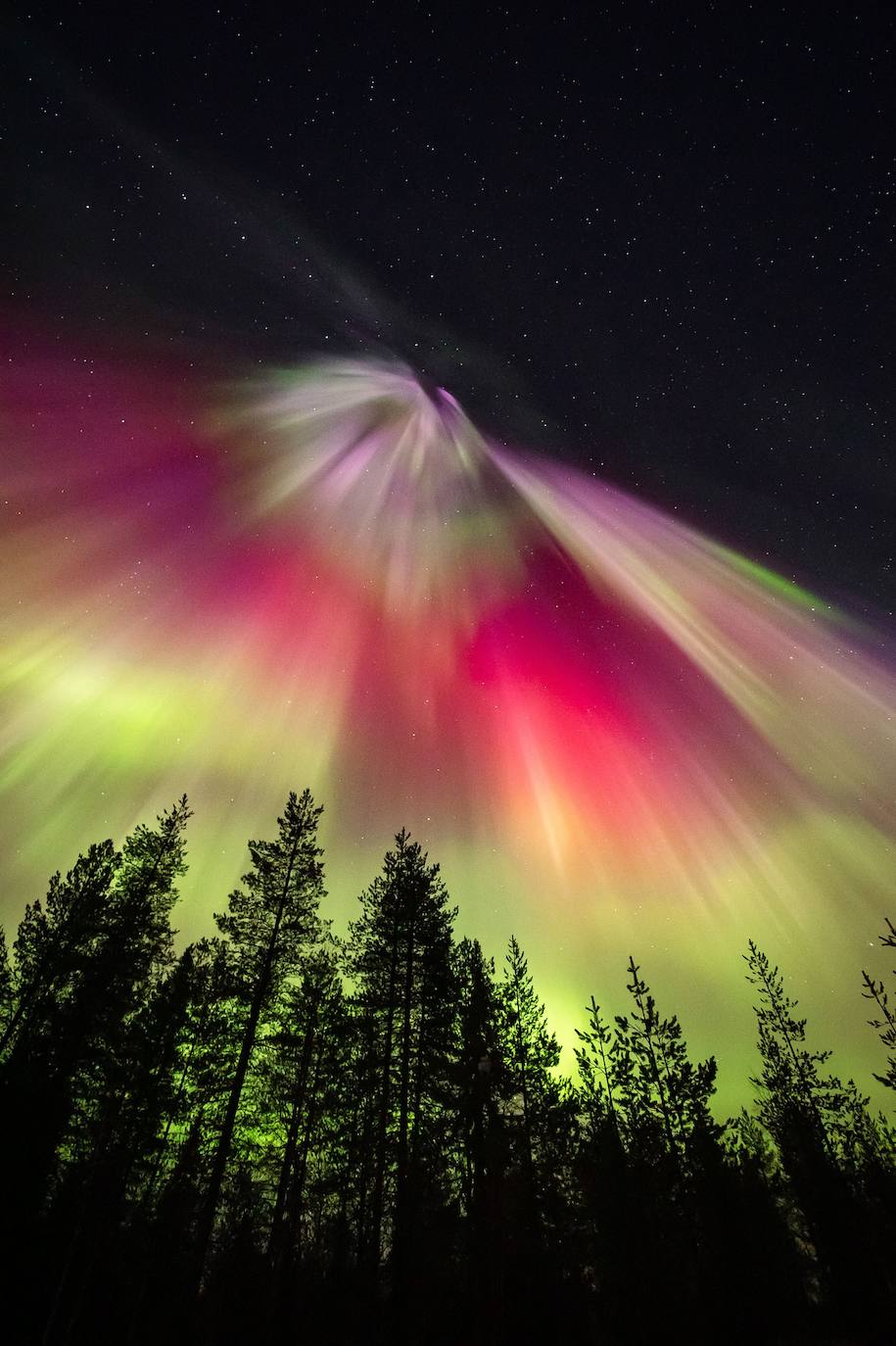 Las espectaculares auroras boreales que ha dejado una fuerte tormenta solar en Finlandia