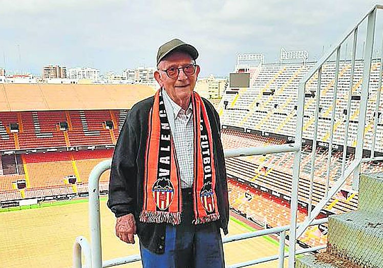 Juan Roch, de la peña Balaguer de la Pobla de Vallbona, a sus 85 años en Mestalla.