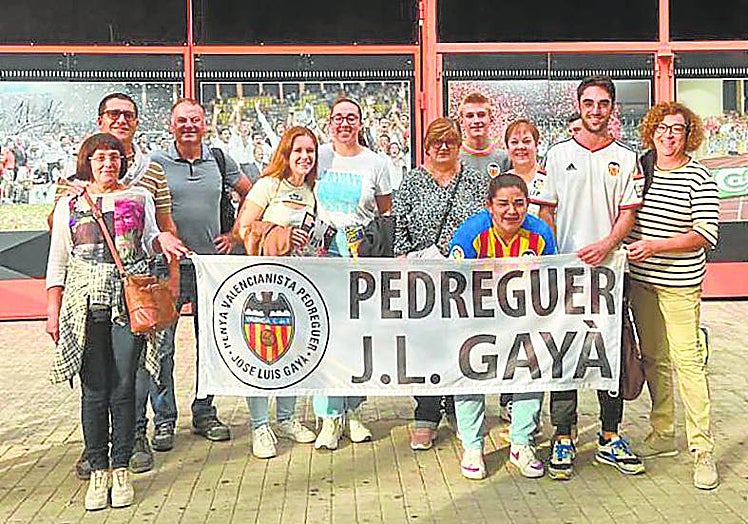 Algunos de los componentes de la peña que lleva el nombre José Luis Gayà de Pedreguer.