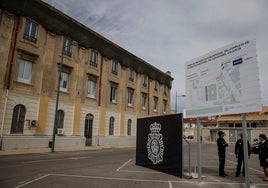 Cartel de las obras de rehabilitación en la entrada del complejo de Zapadores.