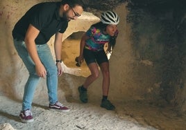 La periodista que realiza el recorrido visitó las Covetes dels Moros de Bocairent.