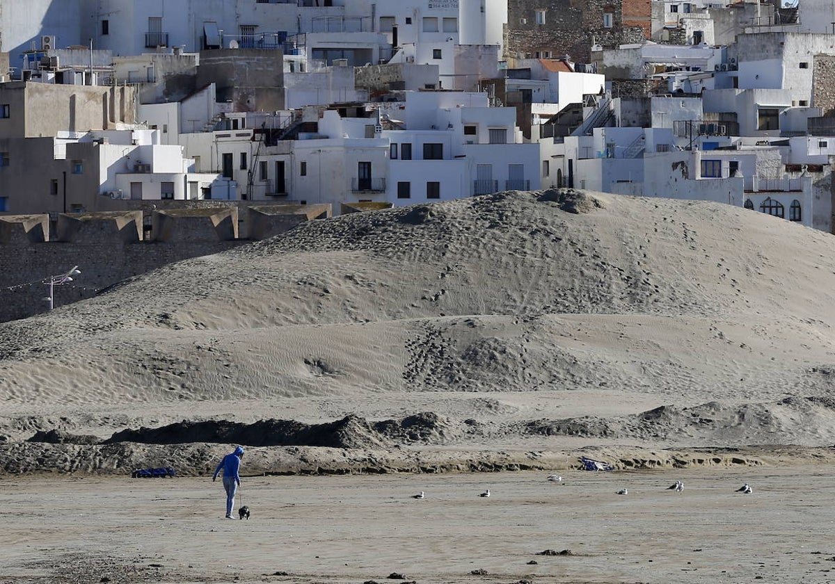 Arena arrastrada por el temporal Gloria en Peñíscola.