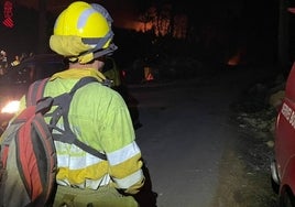 Bomberos en el incendio de Villanueva de Viver.