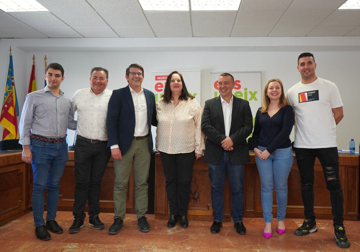 Los dirigentes de Ens Uneix con los concejales que conformarán la candidatura en Muro.