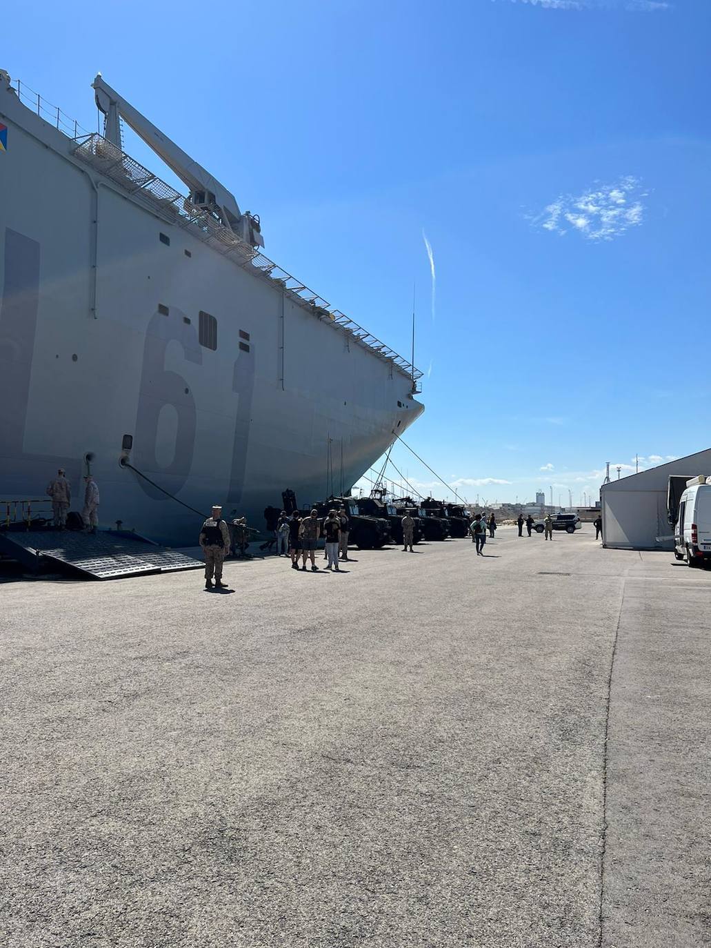 Vecinos y turistas visitan los barcos de guerra que han llegado a Valencia
