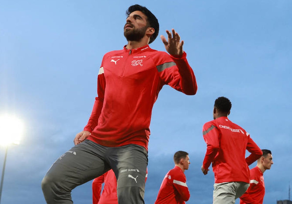 Eray Comert, central del Valencia, durante un entrenamiento con la selección de Suiza.