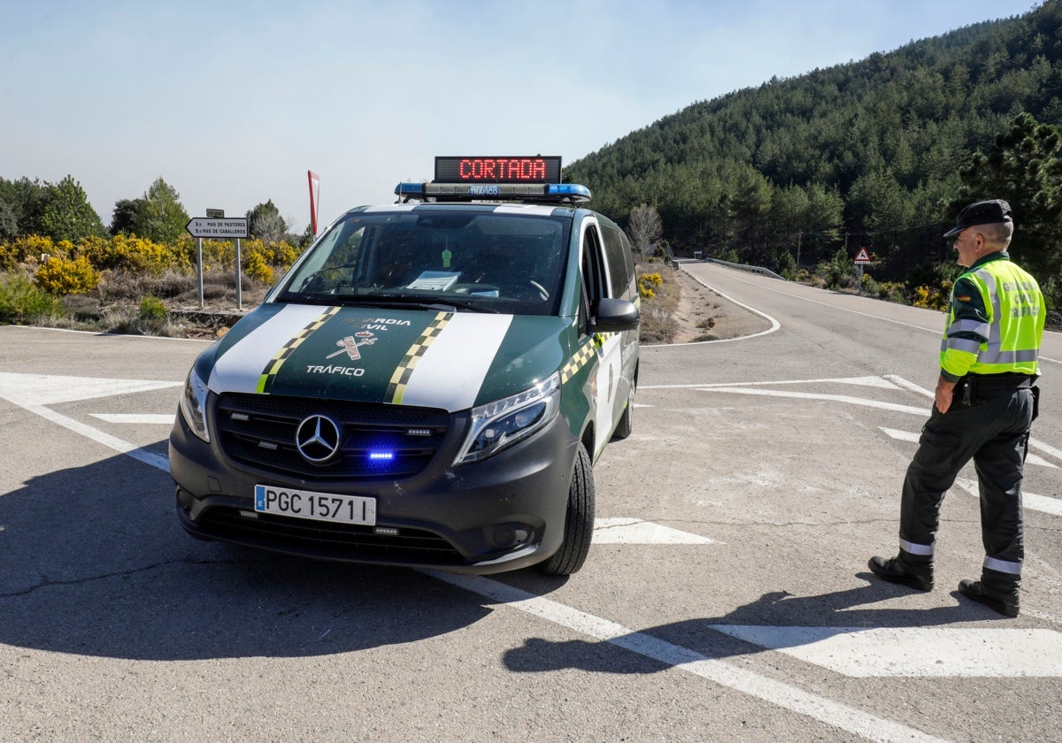 Un control de la Guardia Civil de Tráfico en la zona del incendio.