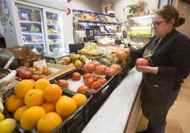 Uno de los puestos de frutas y verduras del Mercado de Colón.