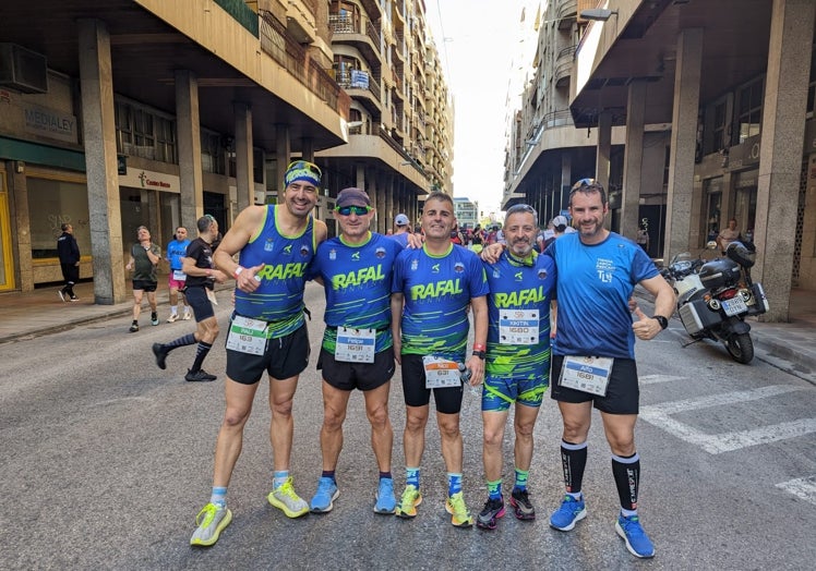 Varios socios del club tras finalizar una carrera.