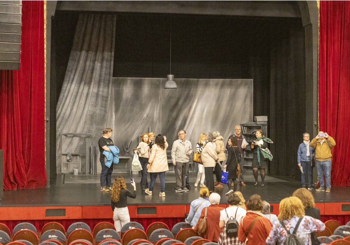 Los participantes en el recorrido teatral sobre el escenario del Olympia.