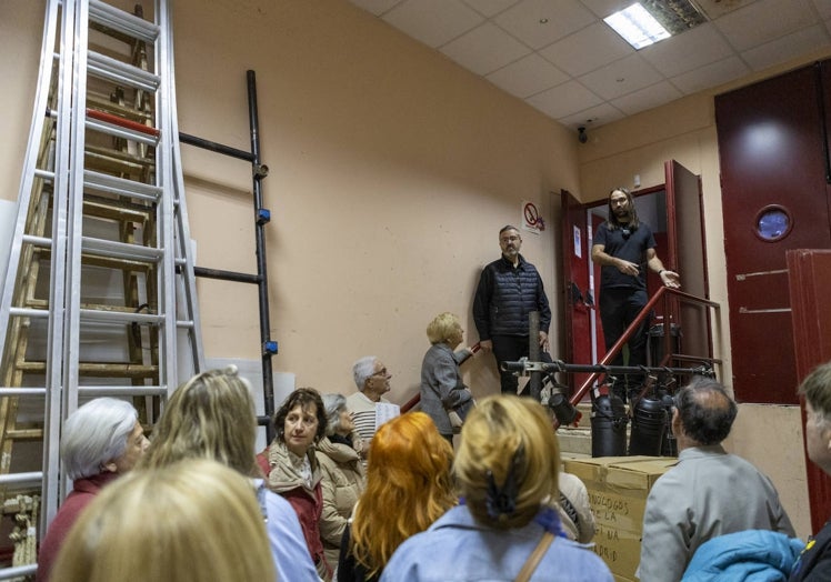 En los interiores del teatro junto a técnicos de iluminación.