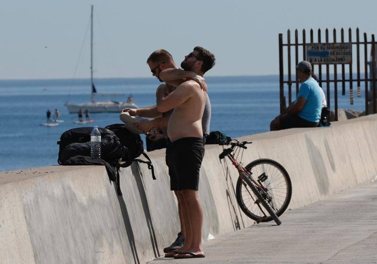 Personas en la playa un día de Fallas.