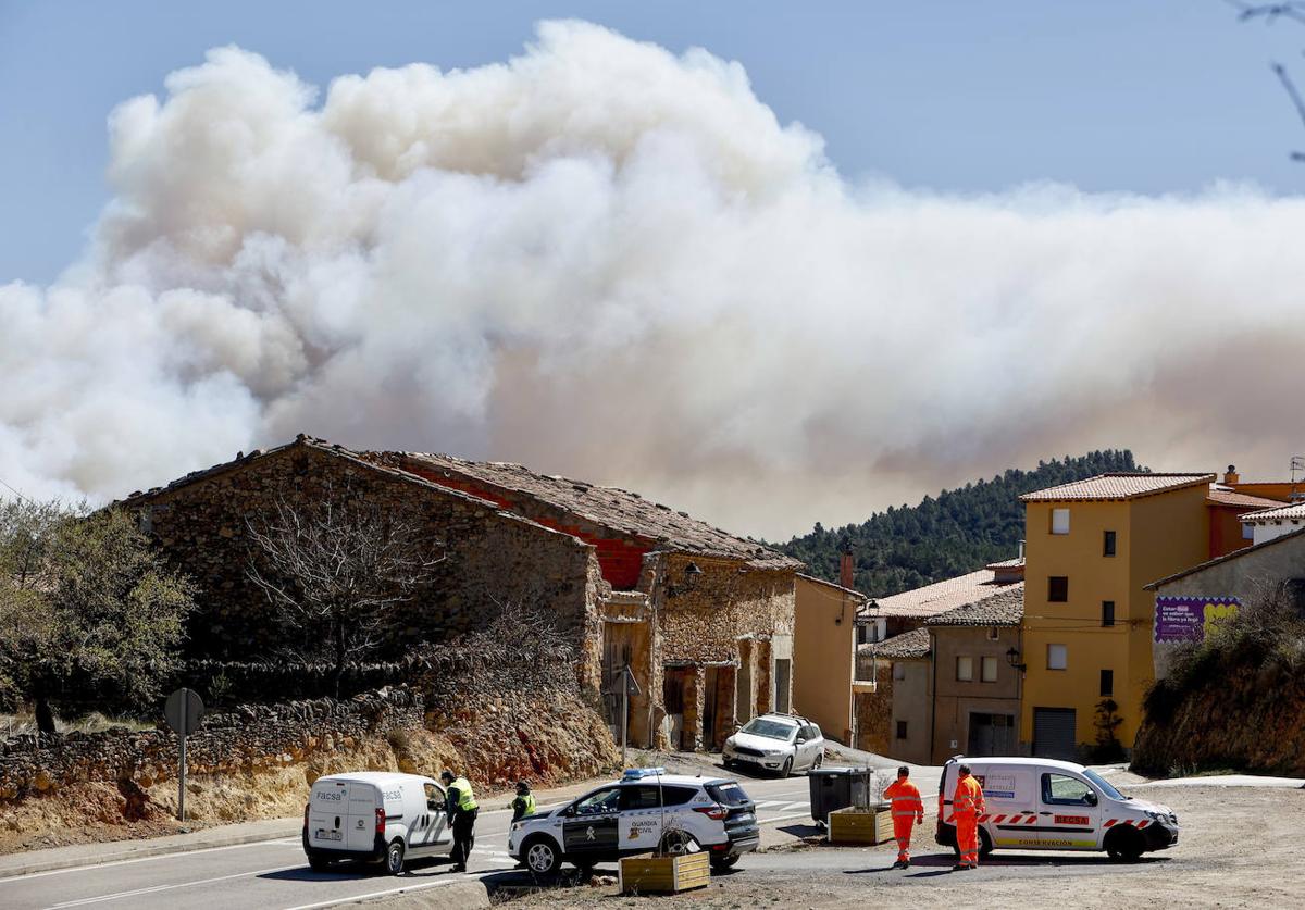 Guardia Civil y miembros de emergencias en la entrada a Villanueva de Viver (Castellón).