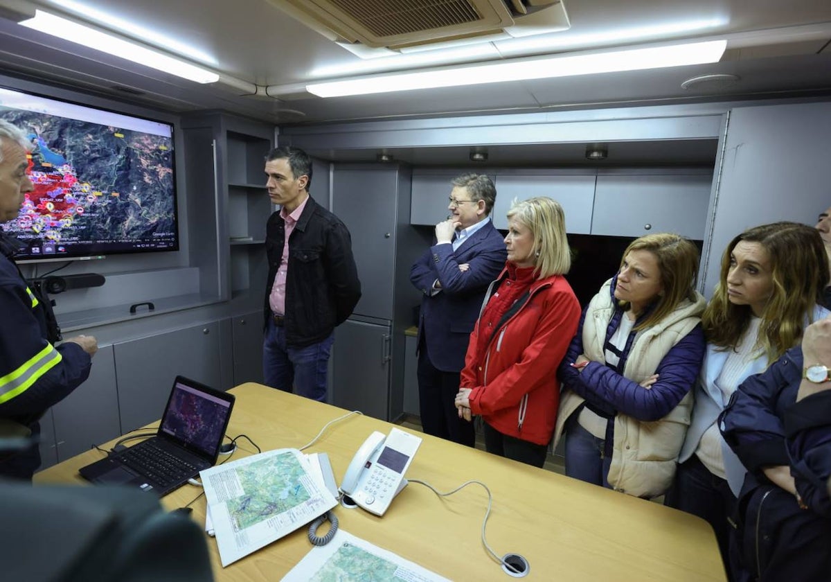 El presidente, junto a Puig, en el puesto de mando avanzado.