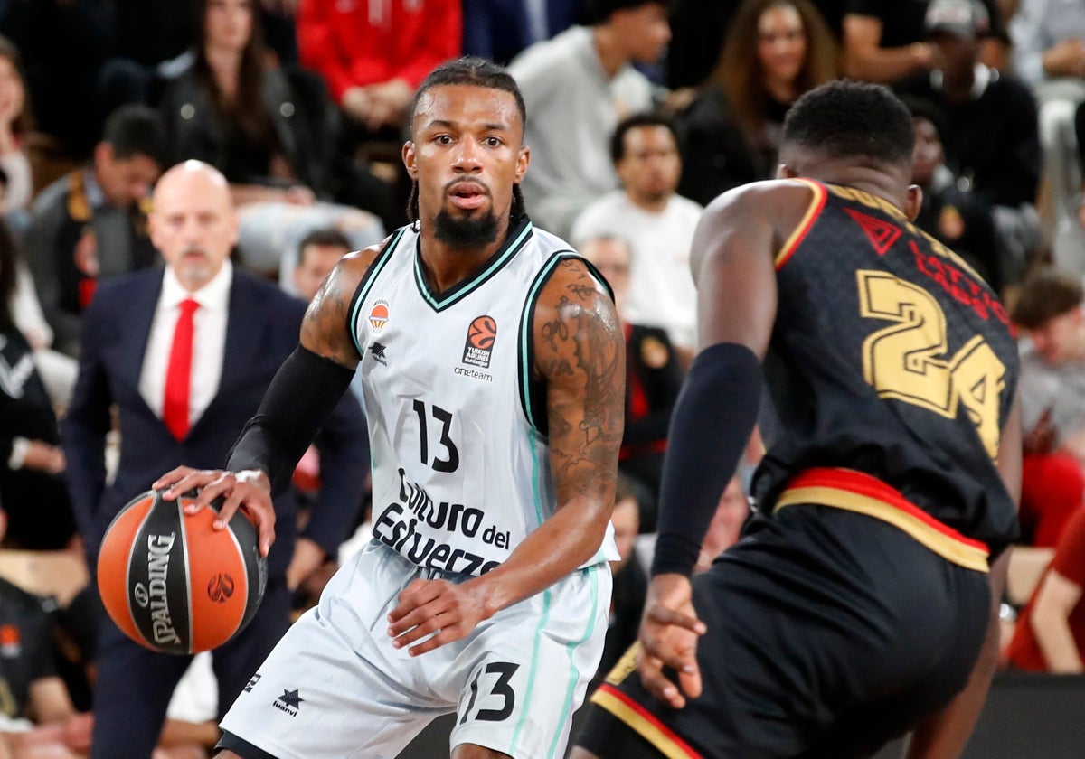 Shannon Evans reteniendo el balón ante la defensa rival.