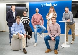 Inés Calabuig (la segunda por la derecha) junto al equipo de GoHub.