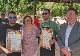 Jesús Moya y Manuel Martí, ganadores del concurso, junto a la edil del Concurs y el alcalde de Sueca.