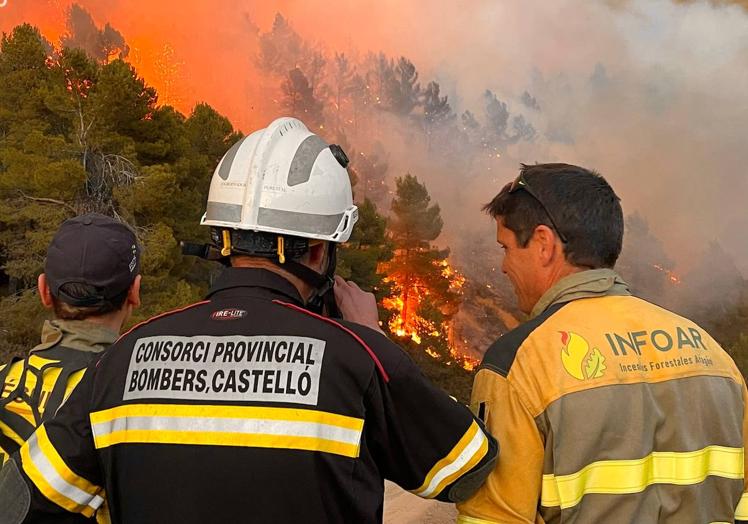 Imagen principal - Labores de extinción durante la noche del lunes. 