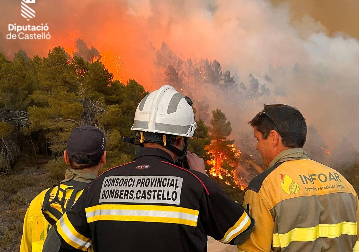 Bomberos en la zona afectada por las llamas del incendio de Villanueva de Viver.