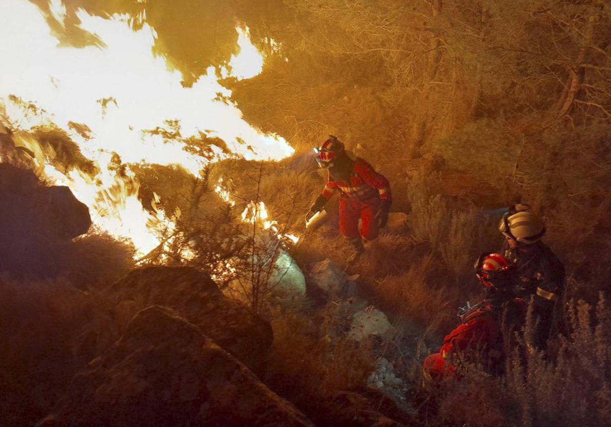 Unidades de la UME realizan un ataque directo en la cabeza del incendio.