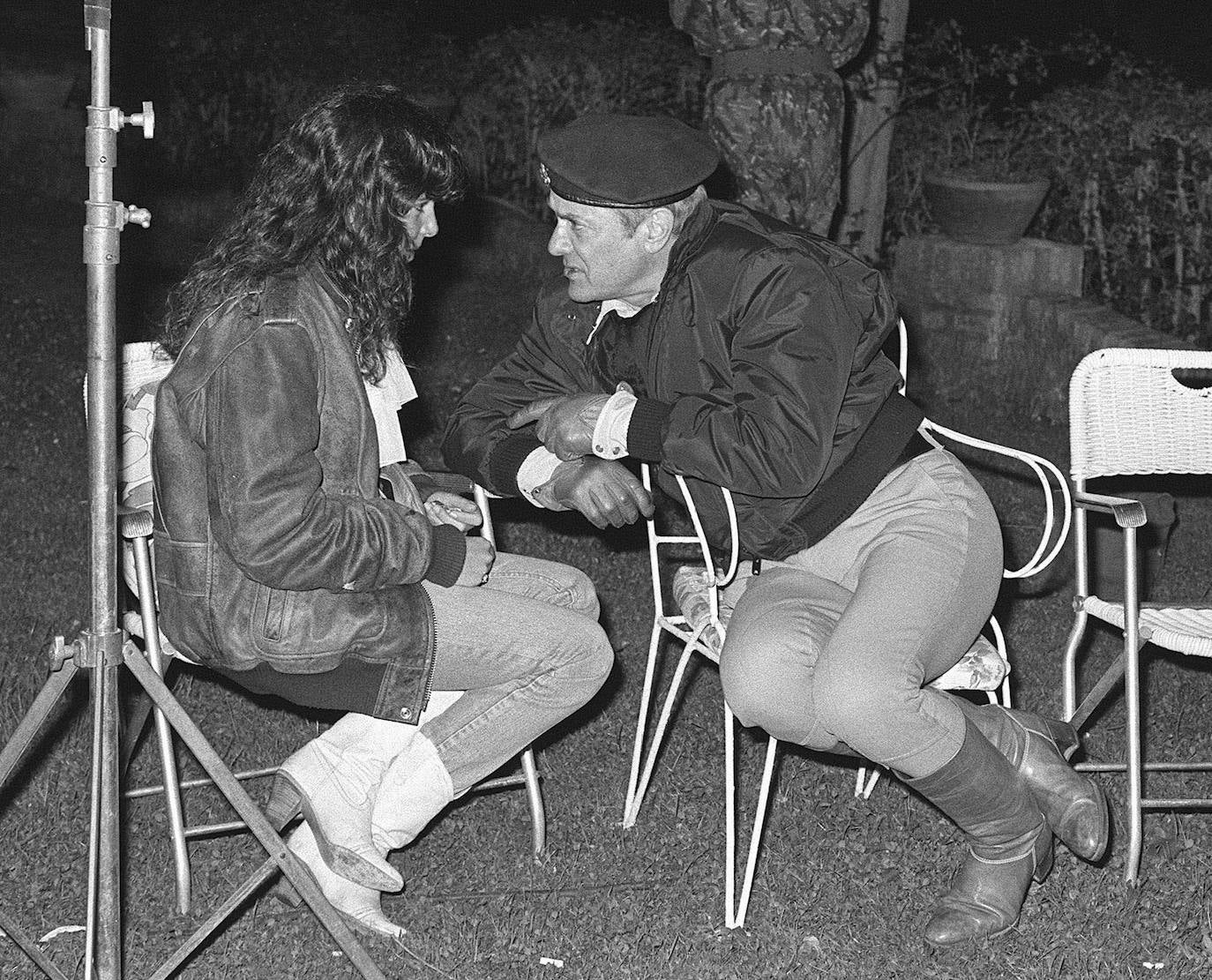 1982. Ana Obregón conversa con Tony Curtis en el rodaje de la película 'Otelo'.